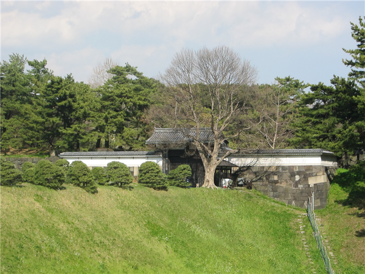 tokyo 3648 Imperial palace walls-crop-v3.JPG